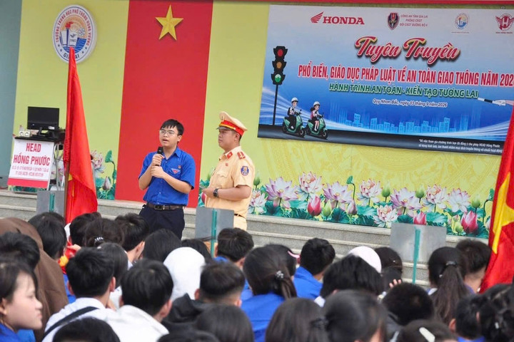 1.400 học sinh, giáo viên ở Gia Lai được hướng dẫn kỹ năng lái xe an toàn