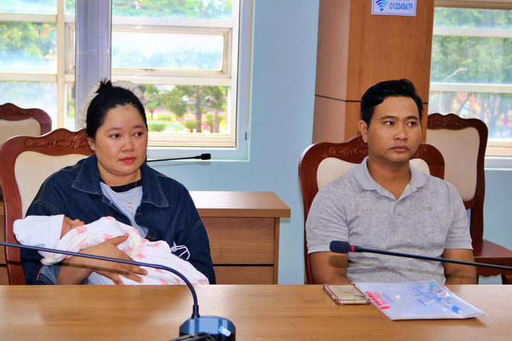 Vợ chồng ở Đắk Lắk nhận nuôi bé gái bị bỏ rơi