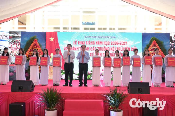 Đại tướng Nguyễn Trọng Nghĩa dự lễ khai giảng năm học mới ở Tây Ninh