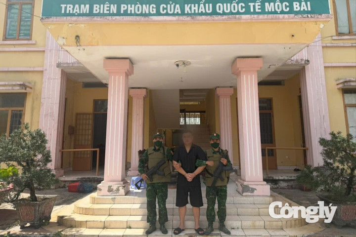 Đối tượng bị truy nã từ Campuchia về Mộc Bài đầu thú