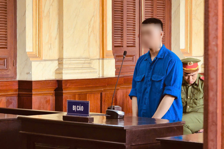 Bị từ chối tình cảm, mang dao đến trường đâm người yêu cũ