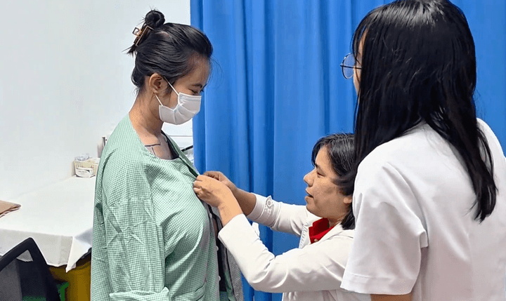 Cô gái 20 tuổi gù lưng vì khối u khổng lồ ở ngực