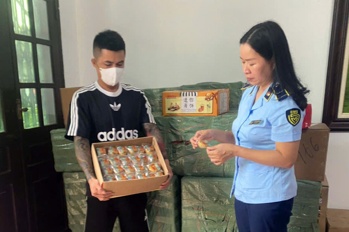 Bắt giữ hàng nghìn bánh Trung thu nhập lậu