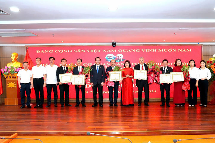 TAND TP. Hà Nội trao Huy hiệu 30 và 35 năm tuổi Đảng cho 6 đảng viên