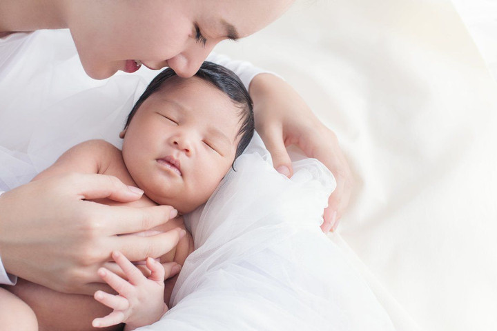 Thích ứng với già hoá dân số, khuyến khích sinh đủ hai con trước tuổi 35
