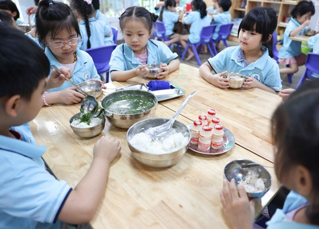 Thành uỷ Hà Nội yêu cầu xác minh phản ánh bất cập về bữa ăn bán trú cho học sinh