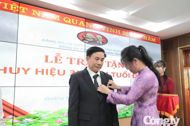 Trao Huy hiệu 35 năm tuổi Đảng cho Đảng viên thuộc Chi bộ TAND khu vực 9 Quảng Ngãi