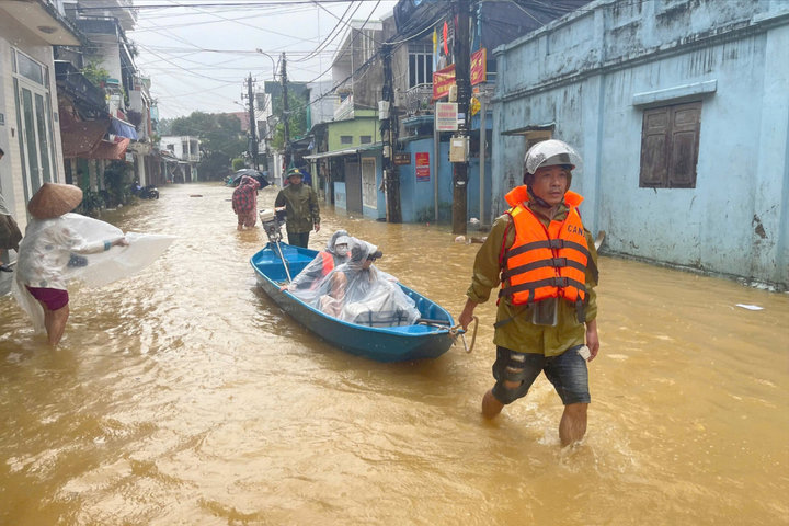 Huế mưa lớn, nguy cơ lũ quét và sạt lở gia tăng