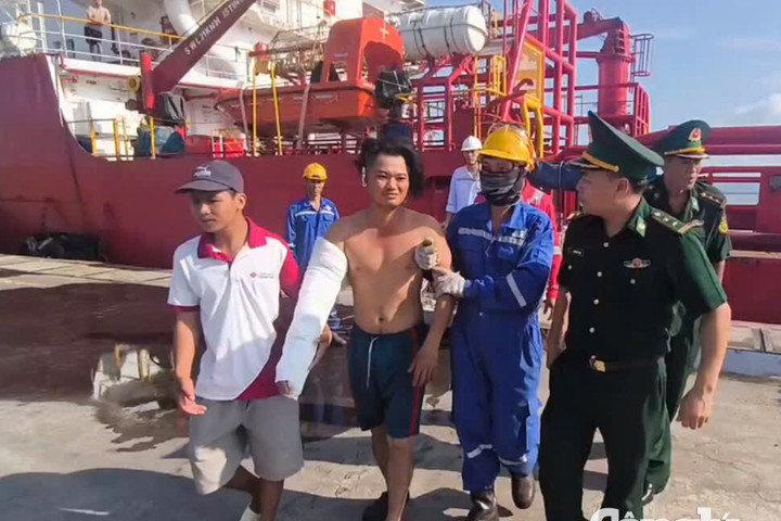 Ngư dân gãy tay trên biển được đưa vào bờ điều trị