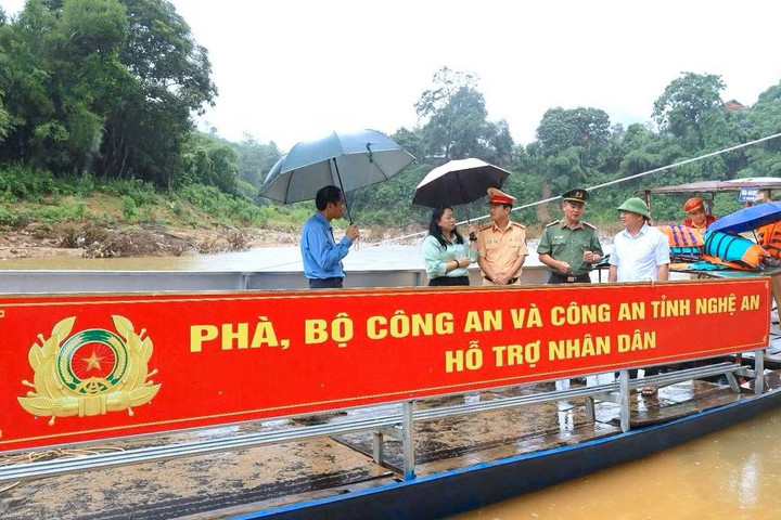 Bộ Công an tặng thuyền đưa người dân qua sông