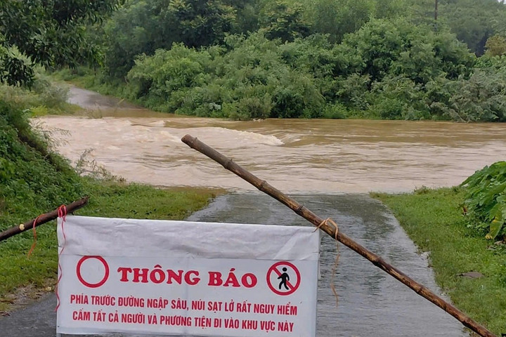 Nhiều cầu tràn ở Nghệ An ngập sâu do mưa lớn