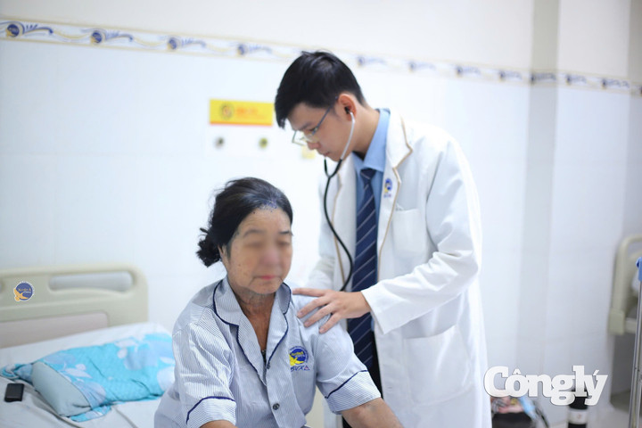 Bị viêm phổi nặng vì tiếp xúc với con mắc thủy đậu