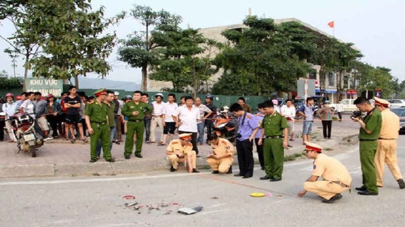 Hà Nội: Thanh niên chặn xe máy, đâm bạn gái tử vong