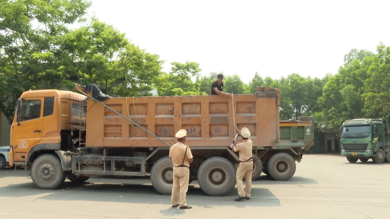 Thừa Thiên Huế: Xử lý xe quá khổ, quá tải thường xuyên và quyết liệt