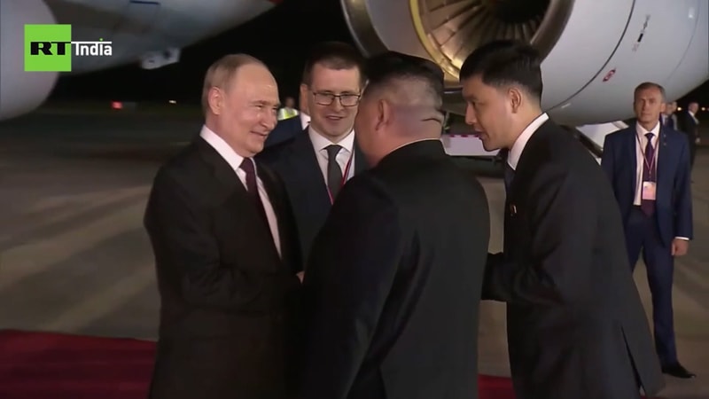 Ông Kim Jong Un đón Tổng thống Nga Putin tận chân máy bay lúc 3h sáng