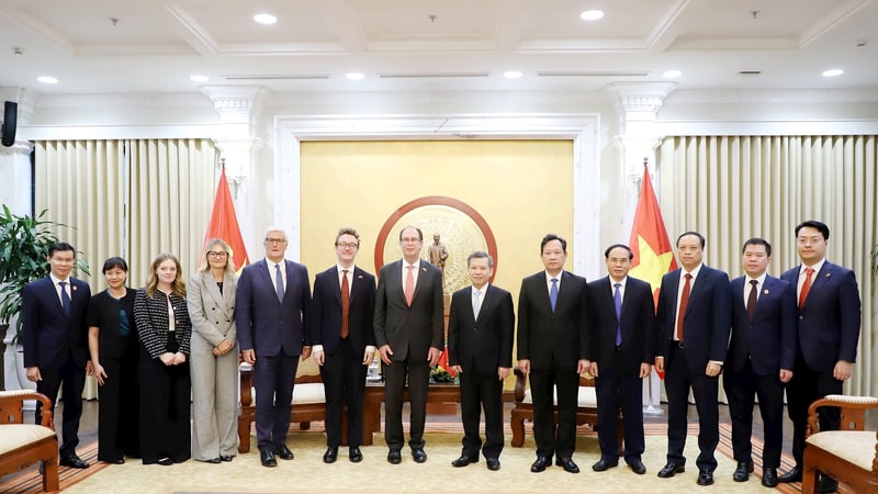 Chánh án Lê Minh Trí tiếp Thẩm phán cao cấp Tòa Phúc thẩm Vương quốc Anh