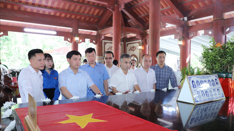 Nghiêng mình tiếp nối lịch sử oai hùng, vì hòa bình của dân tộc Việt