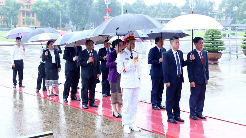 Đoàn công tác Tòa án Lào viếng Chủ tịch Hồ Chí Minh