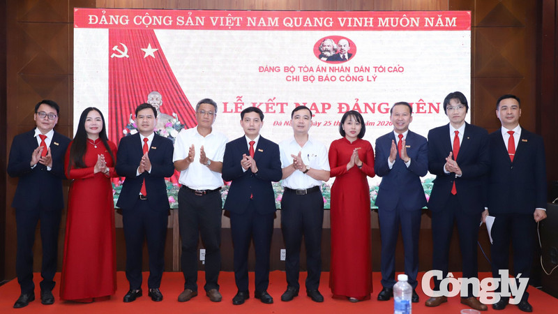 Chi bộ Báo Công lý kết nạp 3 đảng viên mới