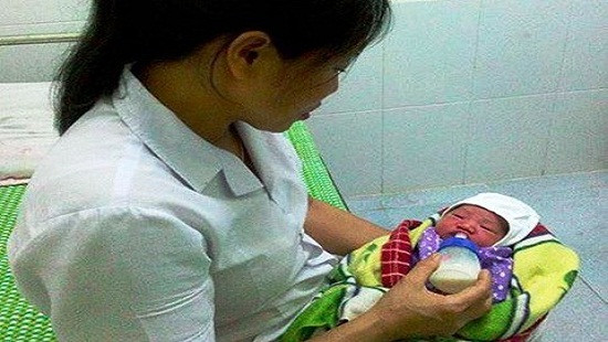Nghệ An: Phát hiện bé sơ sinh bị bỏ rơi trong chiếc làn cũ
