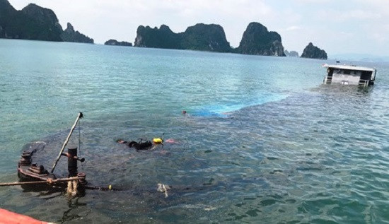 Sà lan chở hơn 1.300 tấn than chìm trên biển Quảng Ninh