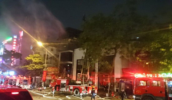 Hà Nội: Cháy lớn thiêu rụi ngôi nhà 5 tầng trên phố Trần Duy Hưng