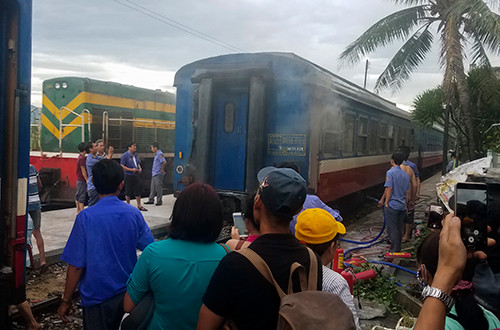 Tàu hỏa bất ngờ bốc cháy, hàng trăm hành khách hốt hoảng di tản