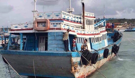Nhà cửa đổ sập, tàu thuyền bị đánh chìm trước khi bão số 9 đổ bộ