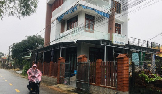 TT- Huế: Bé gái 10 tuổi bị cướp đâm gục tại nhà