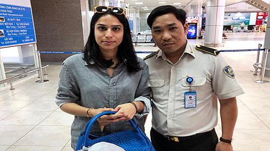 Khánh Hòa: Nhân viên sân bay trả lại hơn 100 triệu đồng cho du khách