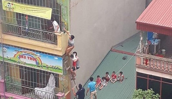 Cháy trường mầm non, người lớn trèo mái nhà giải cứu học sinh