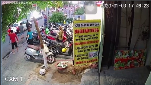 Đồng Nai: Táo tợn, nhóm người hung hăng xông vào đập phá xe ô tô