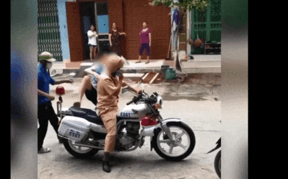 Ngủ quên khiến anh trai phải phá cửa, CSGT đến tận nhà đưa đi thi THPT: Nam sinh lên tiếng