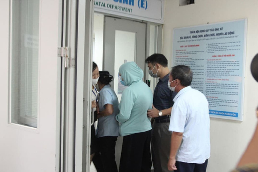 Cháu bé bị bỏ rơi trong khe tường được bố mẹ cùng 2 bên nội ngoại đến bệnh viện đón nhận