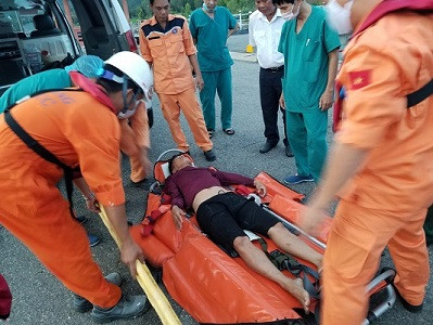 Kịp thời cấp cứu thuyền viên bị đau nặng trên biển