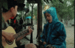 Nữ sinh xứ Huế gây 'bão' khi đàn hát giữa trời mưa lụt