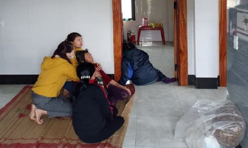 Đốt than trong phòng ngủ kín mít để sưởi ấm, 4 mẹ con thương vong