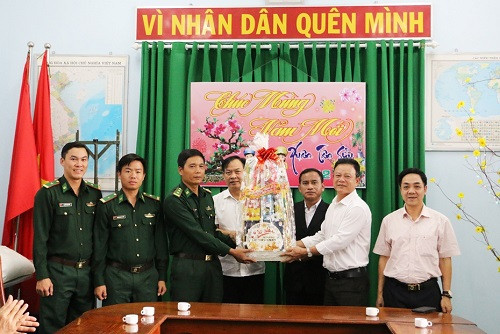 TAND hai cấp tỉnh Đắk Lắk thăm, giao lưu và tặng quà Tết cho cán bộ, chiến sĩ Đồn Biên phòng Yok M’Bre