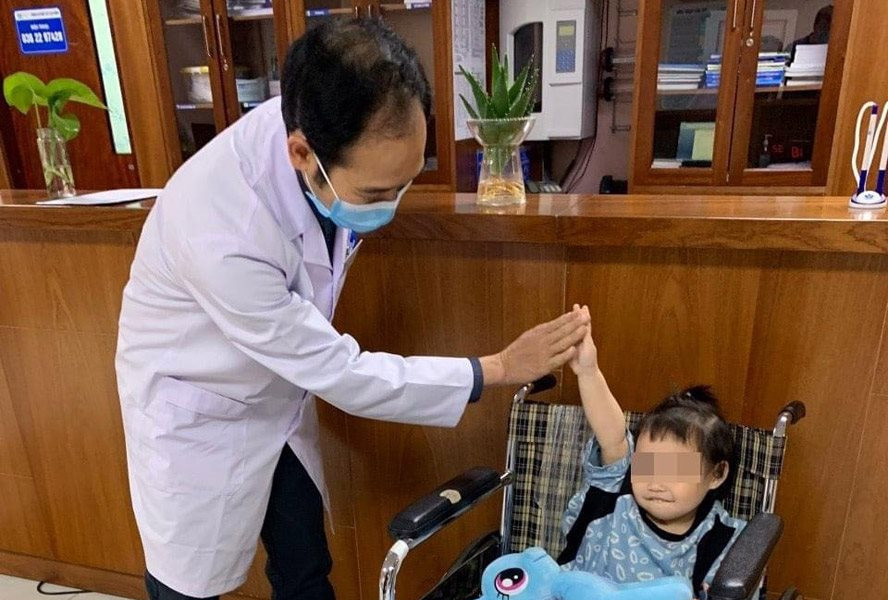 Bé gái 3 tuổi rơi từ tầng 12A chung cư được xuất viện