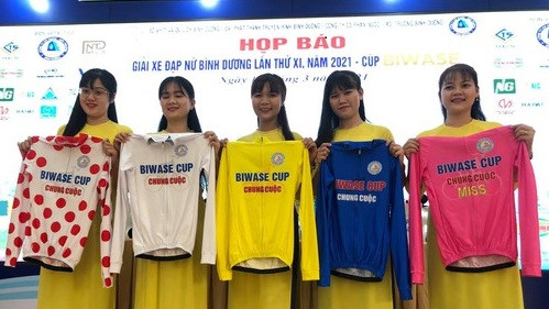 Nguyễn Thị Thật tranh tài cùng đồng đội tại Giải đua xe đạp nữ Bình Dương BIWASE