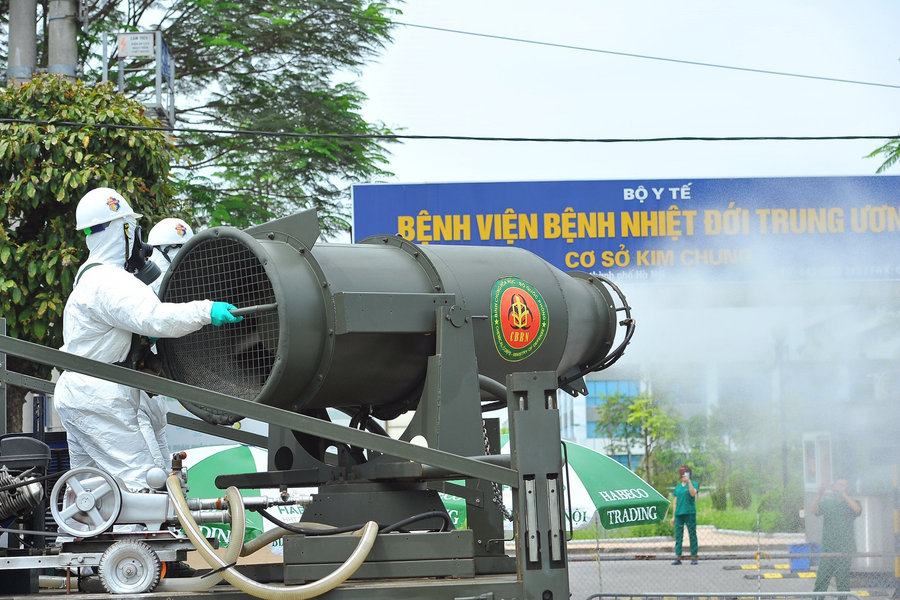 Binh chủng Hóa học phun khử trùng tiêu độc tại Bệnh viện Bệnh nhiệt đới Trung ương cơ sở 2