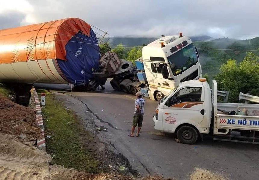 Mở đường tạm do xe chở thiết bị điện gió bị lật chắn ngang đèo Phượng Hoàng