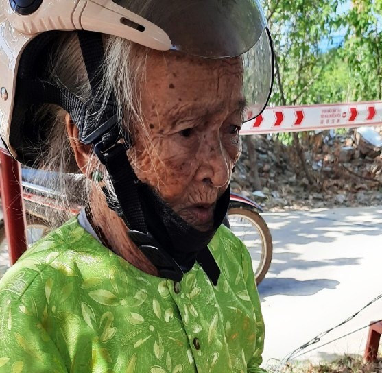 Cụ bà 84 tuổi nuôi con khuyết tật mang tiền ủng hộ chốt phòng chống dịch