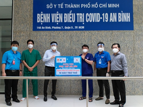 Hội Doanh nhân trẻ TPHCM trao 65 máy trợ thở cho các bệnh viện