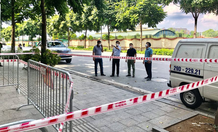 Hà Nội: Phong tỏa tạm thời, khử khuẩn hai khu vực trên đường Lê Trọng Tấn