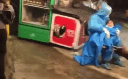 Cháu bé ngất xỉu trên đường về quê khiến cả chốt kiểm dịch khẩn trương, ai cũng xót xa