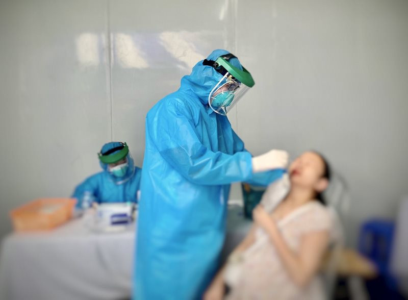 Người bệnh không phải chi trả xét nghiệm COVID-19 khi đến khám, điều trị tại các cơ sở y tế công lập