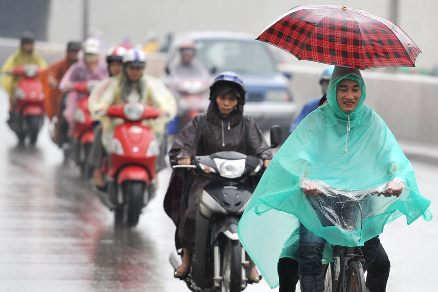Hà Nội sắp đón đợt rét đầu tiên, miền Trung mưa rất lớn