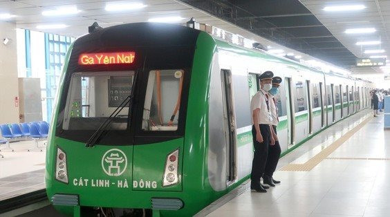 Những vị khách đầu tiên trên tàu Cát Linh - Hà Đông trong ngày đầu khai thác thương mại
