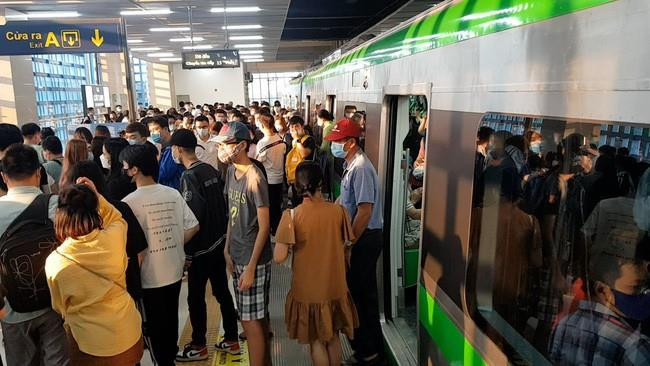 80.000 lượt khách đi tàu Cát Linh - Hà Đông 2 ngày đầu: Quá đông sẽ phải đóng cửa ga